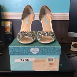 EUC/NWOT Betsey Johnson Bow Gown Shoes Ivory  sz 7
